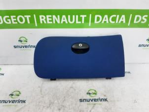 Usagé Boîte à gants Peugeot 206 CC (2D) 1.6 16V Prix sur demande proposé par Snuverink Autodemontage