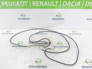Używane Silownik dachu cabrio Peugeot 206 CC (2D) 1.6 16V Cena € 100,00 Procedura marży oferowane przez Snuverink Autodemontage