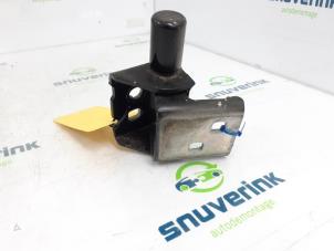 Used Front door hinge, left Renault Clio III Estate/Grandtour (KR) 1.5 dCi FAP Price on request offered by Snuverink Autodemontage