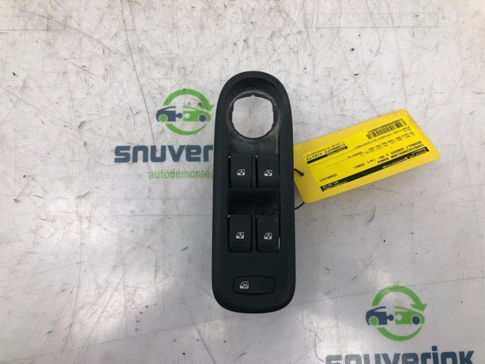 Usados Interruptor combinado de ventanillas Renault Kangoo/Grand Kangoo (KW) 1.6 16V Precio € 33,99 Norma de margen ofrecido por Snuverink Autodemontage