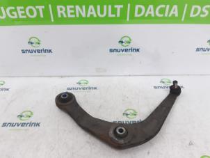 Usagé Bras de suspension avant gauche Peugeot 206+ (2L/M) 1.4 XS Prix € 30,00 Règlement à la marge proposé par Snuverink Autodemontage