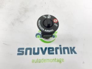 Usados Interruptor de airbag Renault Captur (2R) 0.9 Energy TCE 12V Precio € 20,00 Norma de margen ofrecido por Snuverink Autodemontage