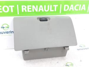 Used Glovebox Renault Master III (FD/HD) 3.0 dCi 16V 140 Price € 36,30 Inclusive VAT offered by Snuverink Autodemontage