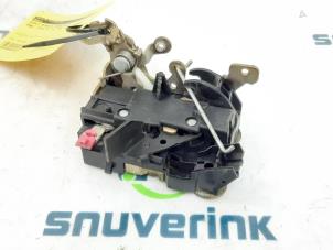 Używane Mechanizm blokady drzwi prawych wersja 2-drzwiowa Renault Twingo (C06) 1.2 Cena € 35,00 Procedura marży oferowane przez Snuverink Autodemontage