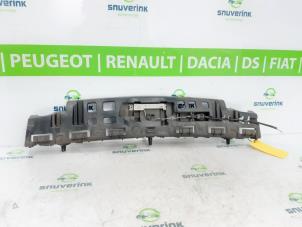 Używane Wspornik zderzaka srodkowy tyl Renault Megane III Berline (BZ) 1.6 16V Cena € 40,00 Procedura marży oferowane przez Snuverink Autodemontage