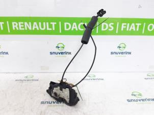 Używane Mechanizm blokady drzwi prawych tylnych wersja 4-drzwiowa Renault Megane III Berline (BZ) 1.6 16V Cena € 25,00 Procedura marży oferowane przez Snuverink Autodemontage