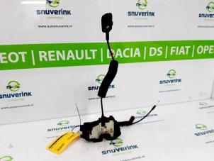 Używane Mechanizm blokady drzwi prawych przednich wersja 4-drzwiowa Renault Megane III Berline (BZ) 1.6 16V Cena € 25,00 Procedura marży oferowane przez Snuverink Autodemontage