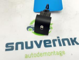 Gebrauchte Zentralverriegelung Schalter Peugeot 207 CC (WB) 1.6 16V Preis € 15,00 Margenregelung angeboten von Snuverink Autodemontage