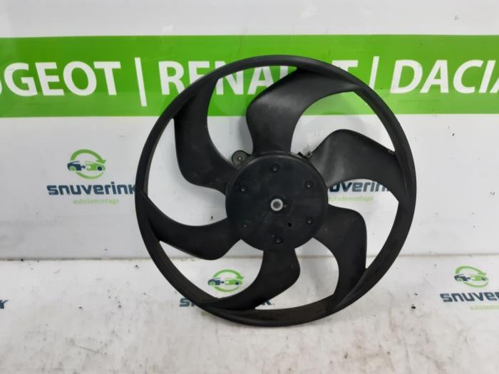 Begagnade Fläktmotor Renault Twingo II (CN) 1.2 Pris € 30,59 Marginaltabell erbjuds av Snuverink Autodemontage