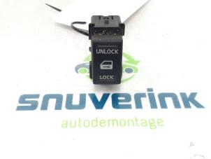 Usados Interruptor cierre centralizado Nissan NV 200 (M20M) 1.5 dCi 86 Precio € 18,15 IVA incluido ofrecido por Snuverink Autodemontage