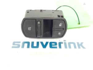 Usados Interruptor combinado de ventanillas Opel Corsa D 1.2 16V Precio € 25,00 Norma de margen ofrecido por Snuverink Autodemontage