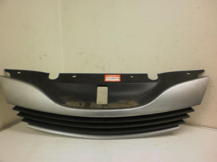 Używane Grill Renault Laguna II Grandtour (KG) 2.2 dCi 150 16V Cena € 10,33 Procedura marży oferowane przez Snuverink Autodemontage