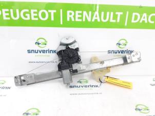 Używane Mechanizm szyby lewej przedniej wersja 4-drzwiowa Renault Clio IV (5R) 1.5 Energy dCi 90 FAP Cena € 30,00 Procedura marży oferowane przez Snuverink Autodemontage