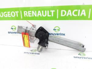 Używane Mechanizm szyby prawej przedniej wersja 4-drzwiowa Citroen C4 Berline (NC) 1.6 16V GT THP Cena € 50,00 Procedura marży oferowane przez Snuverink Autodemontage