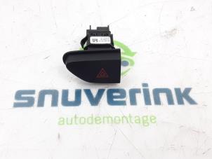 Używane Przelacznik swiatel awaryjnych Renault Zoé (AG) 65kW Cena € 18,15 Z VAT oferowane przez Snuverink Autodemontage