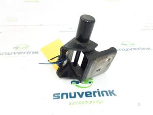 Used Front door hinge, left Renault Zoé (AG) 65kW Price on request offered by Snuverink Autodemontage