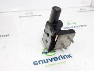 Used Rear door hinge, left Renault Zoé (AG) 65kW Price on request offered by Snuverink Autodemontage