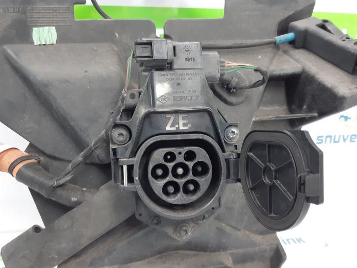 Conexión de conector de punto de carga de un Renault Zoé (AG) 65kW 2013