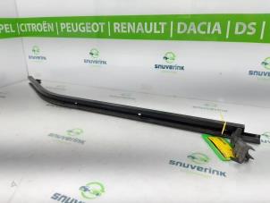 Usagé Rail porte coulissante gauche Opel Vivaro 1.6 CDTi BiTurbo 145 Prix € 78,65 Prix TTC proposé par Snuverink Autodemontage