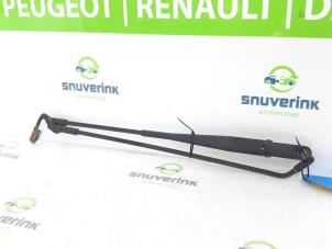 Usagé Bras essuie-glace avant Peugeot 107 1.0 12V Prix sur demande proposé par Snuverink Autodemontage