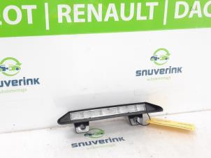 Używane Dodatkowe swiatlo stopu srodek Renault Twingo III (AH) 1.0 SCe 70 12V Cena € 30,00 Procedura marży oferowane przez Snuverink Autodemontage