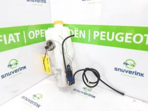 Usagé Réservoir lave-glace avant Renault Twingo III (AH) 1.0 SCe 70 12V Prix sur demande proposé par Snuverink Autodemontage