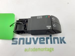 Used Steering wheel mounted radio control Opel Vivaro 1.6 CDTi BiTurbo 145 Price on request offered by Snuverink Autodemontage