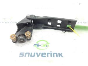 Used Sliding door roller, left Opel Vivaro 1.6 CDTi BiTurbo 145 Price on request offered by Snuverink Autodemontage