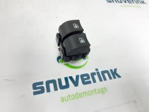 Usagé Commutateur vitre électrique Renault Captur (2R) 0.9 Energy TCE 12V Prix € 20,00 Règlement à la marge proposé par Snuverink Autodemontage