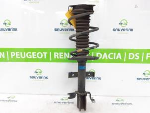 Begagnade Stötdämparstång, vänster fram Renault Captur (2R) 0.9 Energy TCE 12V Pris € 45,99 Marginaltabell erbjuds av Snuverink Autodemontage
