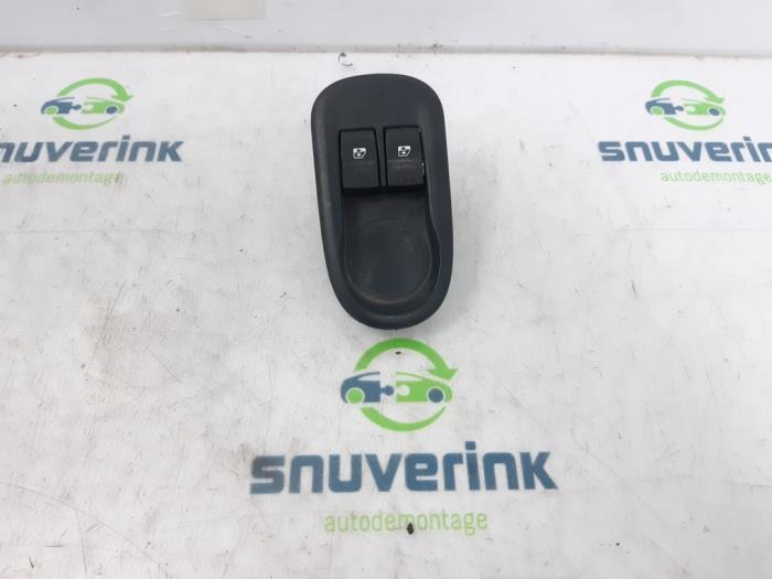 Usados Interruptor combinado de ventanillas Renault Kangoo Express (FW) 1.5 dCi 90 FAP Precio € 32,39 IVA incluido ofrecido por Snuverink Autodemontage