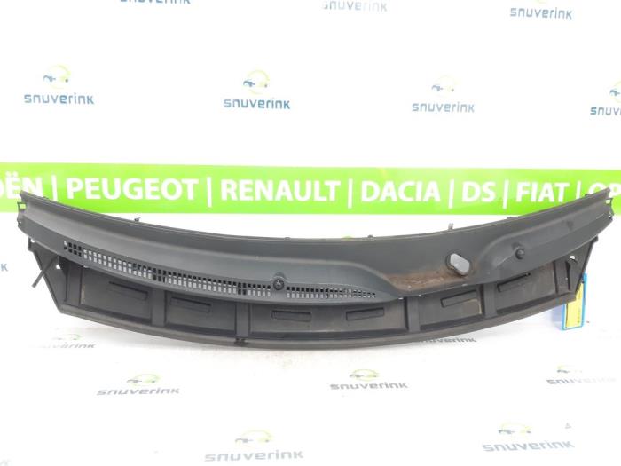 Cowl top grille from a Peugeot 107 1.0 12V 2012