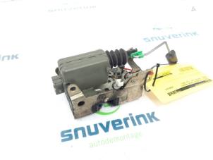 Used Door lock mechanism 2-door, right Renault Master III (FD/HD) 2.2 dCi 16V Price on request offered by Snuverink Autodemontage