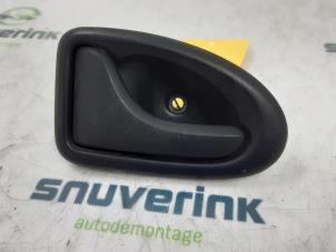 Usagé Poignée portière 2portes gauche Renault Master III (FD/HD) 2.2 dCi 16V Prix sur demande proposé par Snuverink Autodemontage