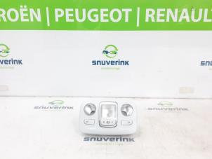 Używane Oswietlenie wewnetrzne tyl Peugeot 5008 II (M4/MC/MJ/MR) 1.2 12V e-THP PureTech 130 Cena € 25,00 Procedura marży oferowane przez Snuverink Autodemontage