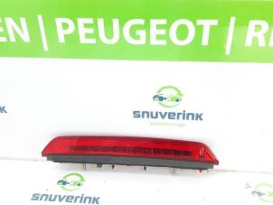 Używane Dodatkowe swiatlo stopu srodek Peugeot 5008 II (M4/MC/MJ/MR) 1.2 12V e-THP PureTech 130 Cena € 30,00 Procedura marży oferowane przez Snuverink Autodemontage