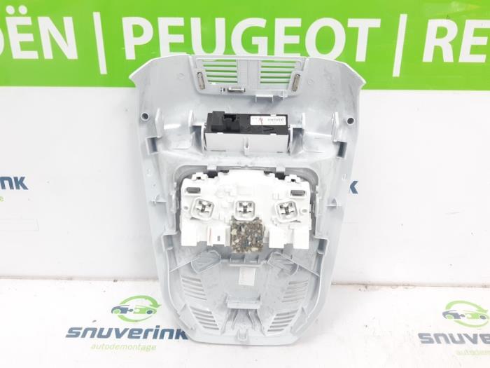 Oswietlenie wewnetrzne przód z Peugeot 5008 II (M4/MC/MJ/MR) 1.2 12V e-THP PureTech 130 2022