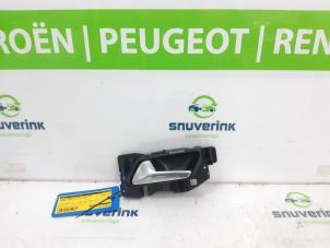 Używane Uchwyt drzwi lewych przednich wersja 4-drzwiowa Peugeot 5008 II (M4/MC/MJ/MR) 1.2 12V e-THP PureTech 130 Cena € 24,20 Z VAT oferowane przez Snuverink Autodemontage