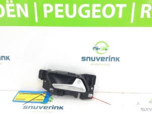 Używane Uchwyt drzwi prawych przednich wersja 4-drzwiowa Peugeot 5008 II (M4/MC/MJ/MR) 1.2 12V e-THP PureTech 130 Cena € 20,00 Procedura marży oferowane przez Snuverink Autodemontage