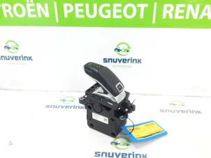 Używane Dzwignia wyboru automatycznej skrzyni biegów Peugeot 5008 II (M4/MC/MJ/MR) 1.2 12V e-THP PureTech 130 Cena € 150,00 Procedura marży oferowane przez Snuverink Autodemontage