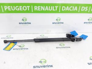 Używane Zestaw amortyzatorów gazowych tylnej klapy Peugeot 5008 II (M4/MC/MJ/MR) 1.2 12V e-THP PureTech 130 Cena € 30,00 Procedura marży oferowane przez Snuverink Autodemontage