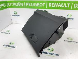 Usagé Boîte à gants Peugeot 5008 II (M4/MC/MJ/MR) 1.2 12V e-THP PureTech 130 Prix € 100,00 Règlement à la marge proposé par Snuverink Autodemontage