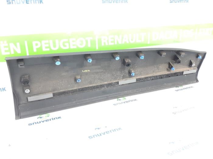 Cadre portière d'un Peugeot 5008 II (M4/MC/MJ/MR) 1.2 12V e-THP PureTech 130 2022