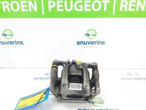 Używane Zacisk hamulcowy lewy tyl Peugeot 5008 II (M4/MC/MJ/MR) 1.2 12V e-THP PureTech 130 Cena € 40,00 Procedura marży oferowane przez Snuverink Autodemontage