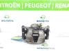 Bremszange links vorne van een Peugeot 5008 II (M4/MC/MJ/MR) 1.2 12V e-THP PureTech 130 2022