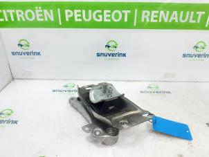 Used Engine mount Peugeot 5008 II (M4/MC/MJ/MR) 1.2 12V e-THP PureTech 130 Price € 40,00 Margin scheme offered by Snuverink Autodemontage