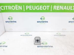 Używane Kamera przednia Peugeot 5008 II (M4/MC/MJ/MR) 1.2 12V e-THP PureTech 130 Cena € 140,00 Procedura marży oferowane przez Snuverink Autodemontage