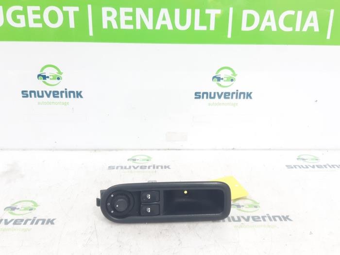 Usados Interruptor combinado de ventanillas Renault Clio III Estate/Grandtour (KR) 1.5 dCi 85 Precio € 25,00 Norma de margen ofrecido por Snuverink Autodemontage