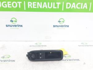 Used Multi-functional window switch Renault Clio III Estate/Grandtour (KR) 1.5 dCi 85 Price € 25,00 Margin scheme offered by Snuverink Autodemontage