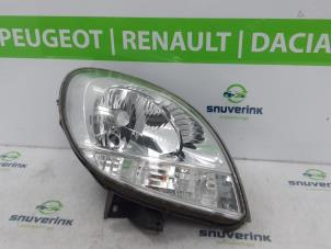 Używane Reflektor prawy Renault Kangoo (KC) 1.6 16V Cena € 40,00 Procedura marży oferowane przez Snuverink Autodemontage
